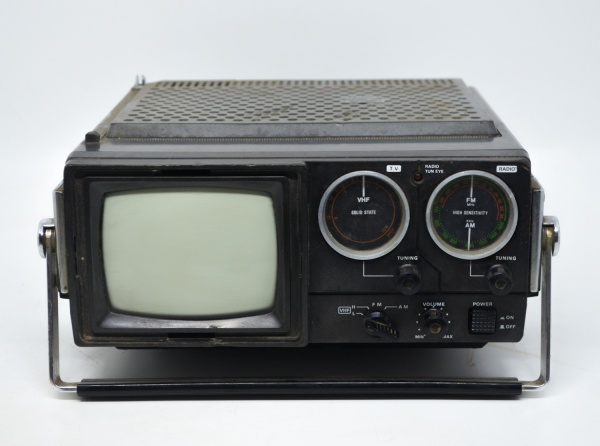 Rádio TV portátil Crown Modelo 5TV-522RA - Japão - Algu