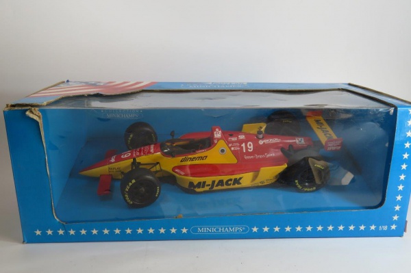 AUTOMODELISMO - Maravilhosa Miniatura de uma LOLA T93 #19 - Carro