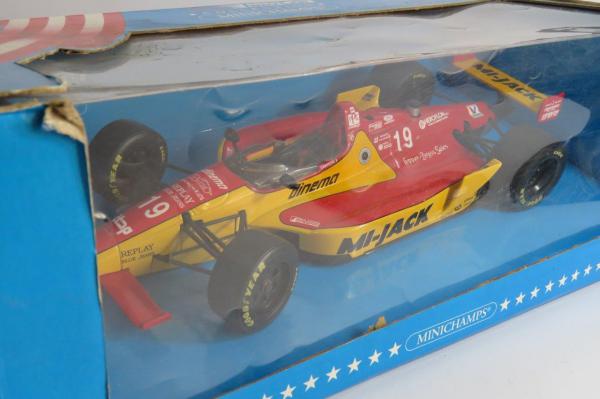 AUTOMODELISMO - Maravilhosa Miniatura de uma LOLA T93 #19 - Carro