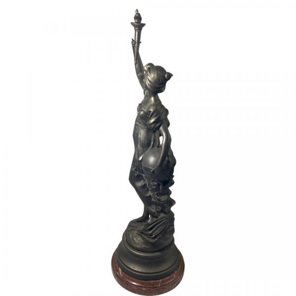 MOREAU, AUGUST (França , 1834-1927) Escultura em Petit Bronze