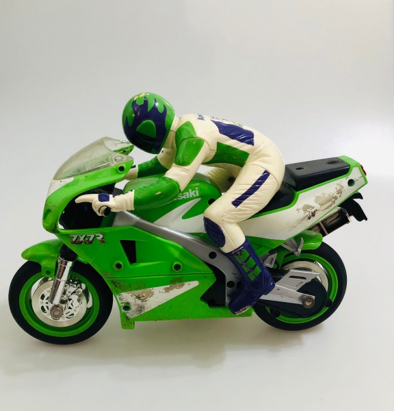 BRINQUEDO ANTIGO - GRANDE MOTO KAWASAKI ZX-7R DE CONTROLE REMOTO