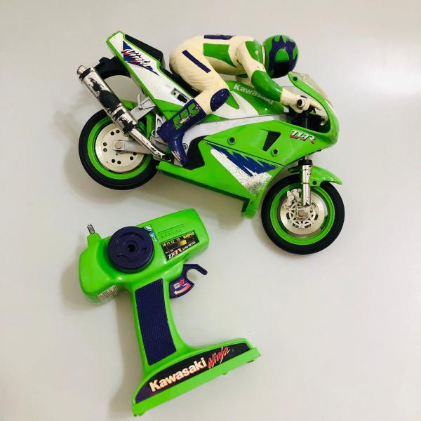 BRINQUEDO ANTIGO - GRANDE MOTO KAWASAKI ZX-7R DE CONTROLE REMOTO