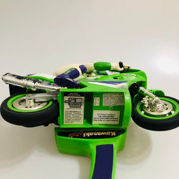 BRINQUEDO ANTIGO - GRANDE MOTO KAWASAKI ZX-7R DE CONTROLE REMOTO