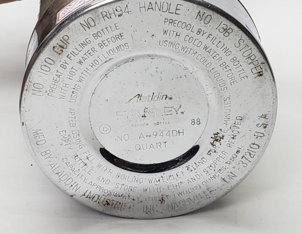 Duas garrafas térmicas Manufatura STANLEY (USA), na ton