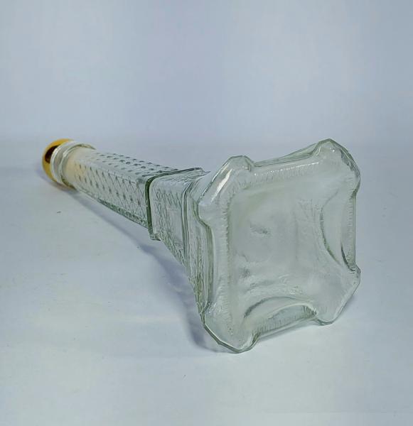 Antiga e linda garrafa de vidro para licor no formato da TORRE