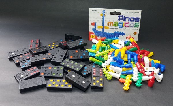 Lote de brinquedos composto de pinos para montagem diversas e jogo