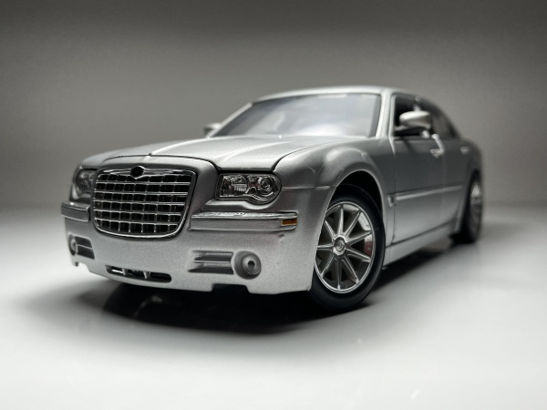 Chrysler 300C Hemi Prata - Maisto Escala 1/18 miniatura