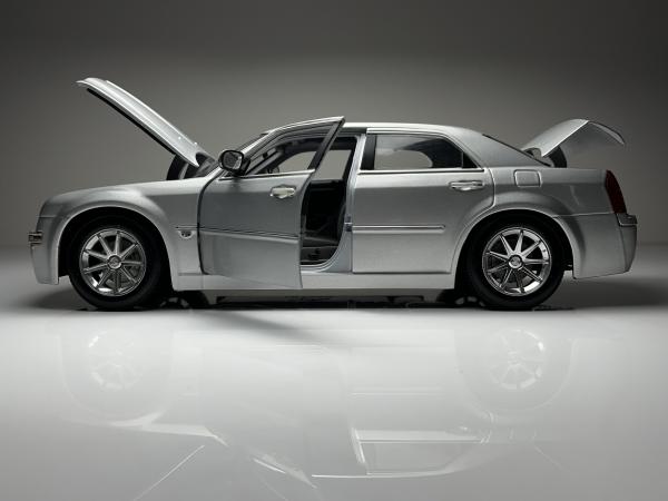 Chrysler 300C Hemi Prata - Maisto Escala 1/18 miniatura
