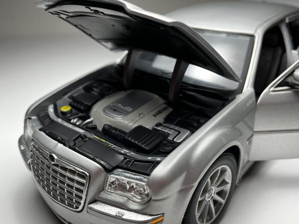 Chrysler 300C Hemi Prata - Maisto Escala 1/18 miniatura
