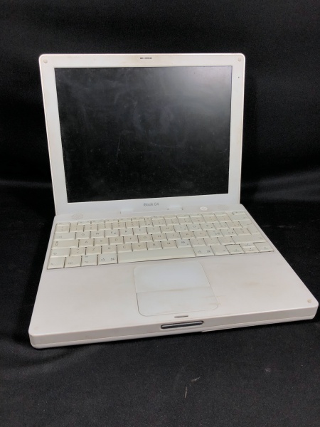 Notebook Apple iBook G4. Apresenta sinais de desgastes