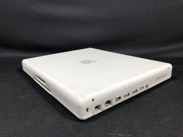 Notebook Apple iBook G4. Apresenta sinais de desgastes