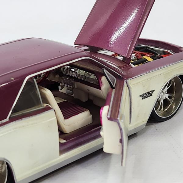 LINCOLN CONTINENTAL 1966 - MINIATURA MAISTO ESCALA 1/26 - Veículo