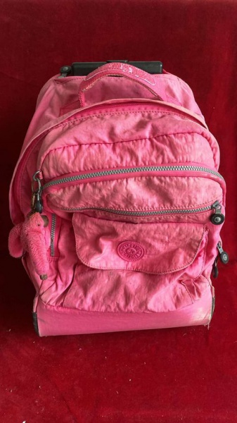 MOCHILA DE RODINHAS KIPLING, USADA CONSERVADA TEM UMA MANCHA