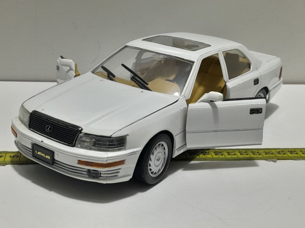 Miniatura Lexus LS 400, Escala 1:18, Marca Road Tough