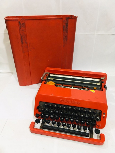 Antiga máquina escrever marca Olivetti - valentine, cor