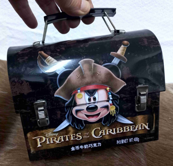 MALETA EM LATA-PIRATAS DO CARIBE DISNEY-JAPAN, estilo lancheira