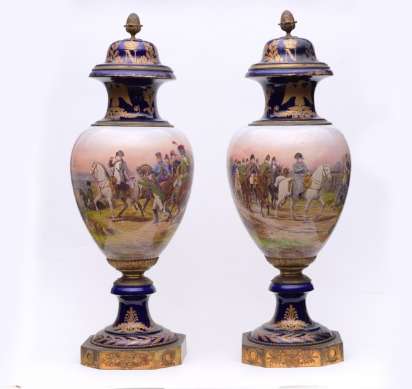 Monumental e Palaciano Par de Ânforas em porcelana Francesa, marcada Sevres e assinada Wagon, datada