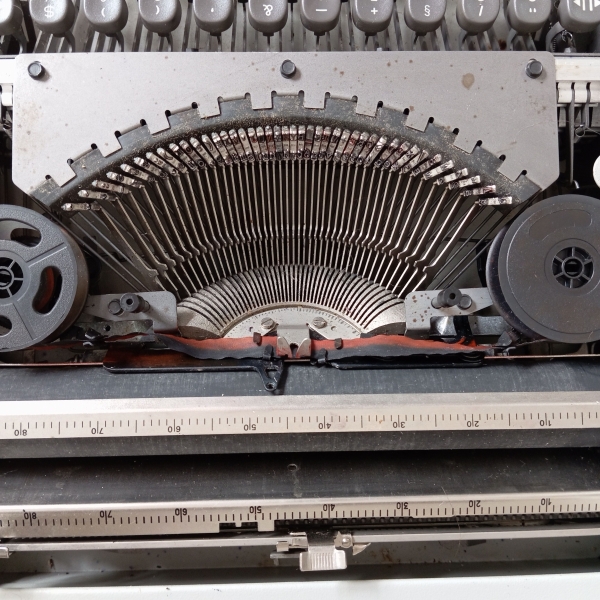 Máquina de escrever `Olivetti Tropical`, acompanha Manual de