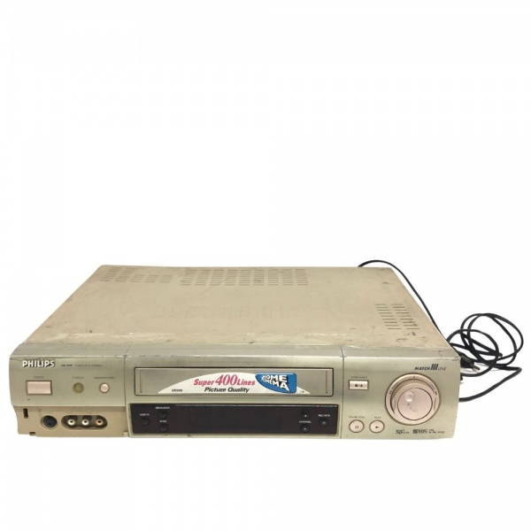 Aparelho de vídeo cassete (VHS) da Philips modelo VR999. No estado