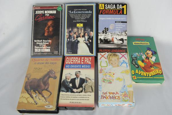 Caixa com CD`s, VHS`s e DVD`s diversos, sendo alguns infantis