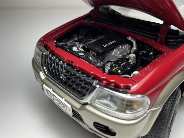 Mitsubishi Pajero Vermelho - Escala 1/18 miniatura em m