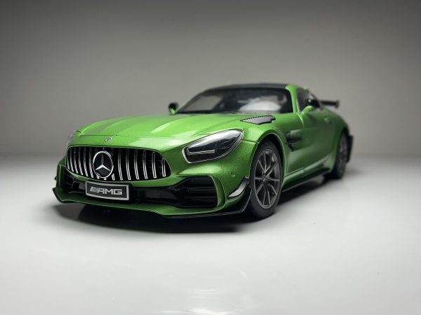Mercedes Benz AMG GTR Verde - Escala 1/18 miniatura em