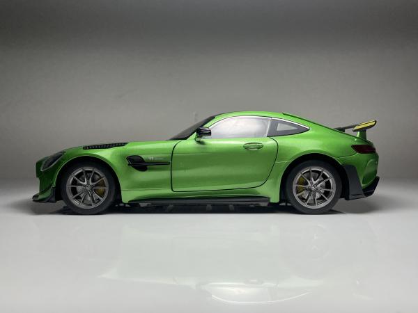 Mercedes Benz AMG GTR Verde - Escala 1/18 miniatura em