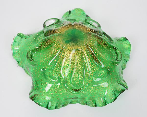 Antiga fruteira em murano italiano de bordas onduladas decorada