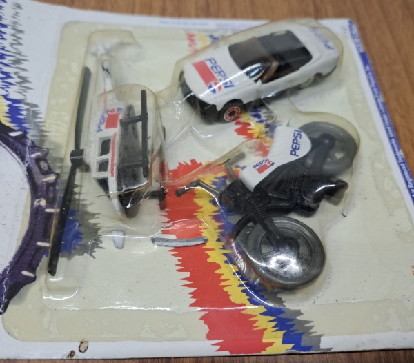 antiga cartela lacrada com miniaturas de metal da pepsi anos 90