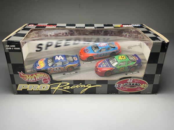 Set Hot Wheels Pro Petty Generations - Kyle Petty #44 / Richard Petty #43 / Adam Petty #45 Escala Ap