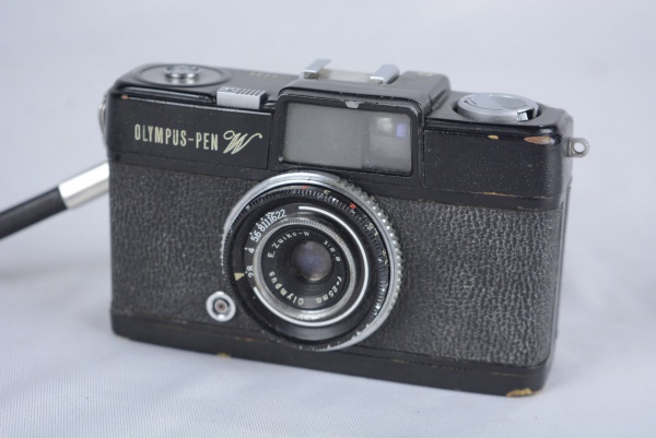 Rara máquina fotográfica japonesa Olympus modelo Pen W com lente