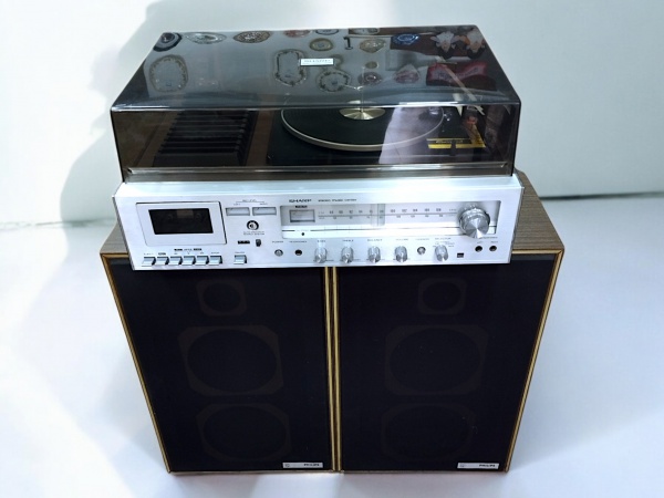 Antigo aparelho de som da marca Sharp, modelo Stereo Music Center