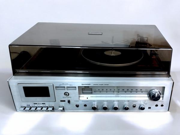 Antigo aparelho de som da marca Sharp, modelo Stereo Music Center