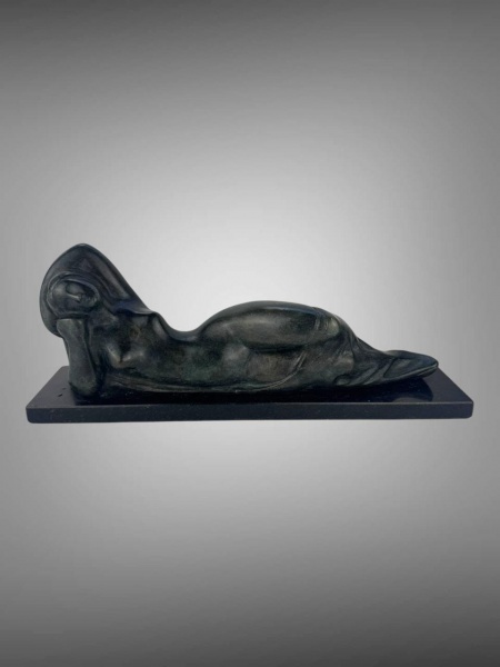 Ceschiatti. Escultura em bronze representando guanabara. 19 x 48 x 11 cm.