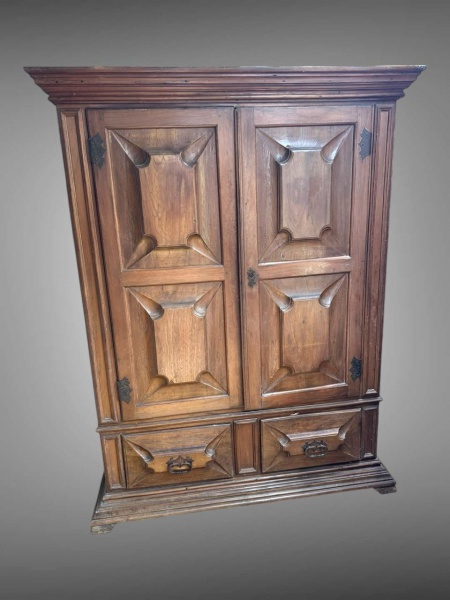 Imponente Armário em madeira de lei no estilo rústico com portas e gavetas almofadadas. 192 x 147 x 55 cm.