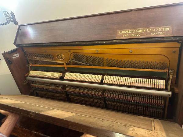 Piano vertical Loreley, fabricado pela renomada Gebr. Zimmermann