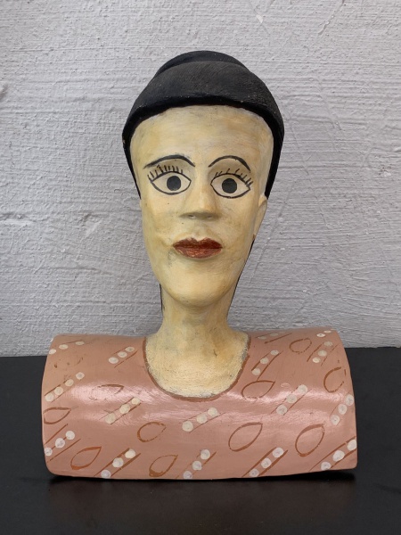 Escultura em ceramica representando busto feminino, apresenta
