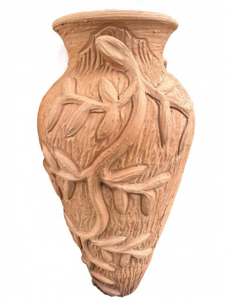 Grandioso vaso em barro decorado com ramos e folhas em alto relevo. Med.: 1,40 x 0,60 cm. ( par do s