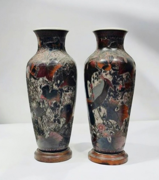 Totai Shippo : Par de excepcionais e raros vasos em porcelana com aplicação da tecnica milenar japonesa "Totai Shippo" , executado no período Meiji , séc XIX. , assinados. Med. 42 cm alt (Nota: Totai Shippo (Shippo = Cloisonné). De acordo com Gary Yoshino, autor de "Esmaltes Cloisonné Japoneses", "Totai Shippo" é o termo descritivo amplo para cloisonné em cerâmica, faiança e porcelana. A aparência é de peças cloisonné metálicas, porém algumas partes da superfície podem ser decoradas como porcelana azul ou branca comum.O renascimento da manufatura cloisonné japonesa é creditado ao antigo samurai Kaji Tsunekichi (1803-1883), de Nagoya, na província de Owari (atual Prefeitura de Aichi), que redescobriu a arte por volta de 1835. Por volta de 1850, ele já estava confiante o suficiente para aceitar alunos. Um deles foi Hayashi Shogoro (falecido em 1896), um artesão infelizmente celebrado principalmente pelo fato de seus alunos, por sua vez, se tornarem professores de muitos dos mestres posteriores da esmaltação cloisonné. Destes, o mais importante foi Sukamoto Kaisuke (1828-1887). Sukamoto Kaisuke (1828-1887)Acredita-se que Sukamoto Kaisuke (1828-1887) tenha sido quem descobriu, por volta de 1868, a técnica de aplicação de esmalte cloisonné em vasos de cerâmica. A inovação teve vida relativamente curta.