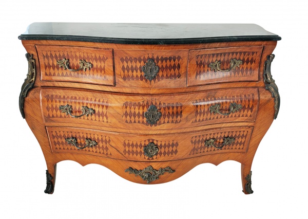 Bela cômoda , estilo francês , em madeira nobre folheada em rádica com marqueterie , bombê frontal e lateral , com três gavetas menores e dois gavetões , puxadores e elementos decorativos em bronze , séc XX. Med. 130 x 53 x 85 cm alt