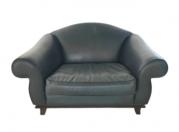 ARTEFACTO : Poltrona "Basile ", excepcional poltrona estofada em couro preto em ótimo estado de conservação. Med. 126 x 94 x 83 cm