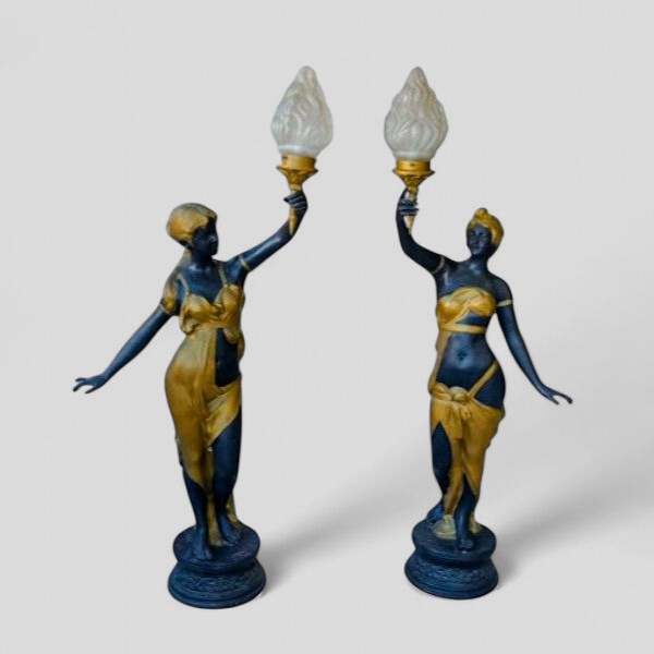 Par de belíssimas esculturas e luminárias em bronze artístico , estilo art nouveau, com pátina negra e dourada, peças extremamente decorativas, séc XX. Med. 152 cm alt