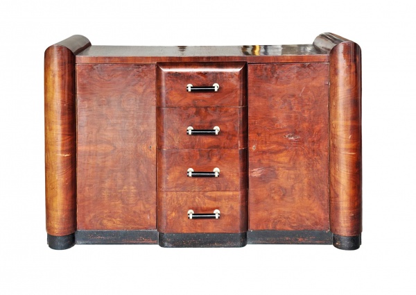 Buffet art deco em madeira nobre , folheado em rádica , com quatro gavetas centrais e duas portas laterais , puxadores em baquelite. Brasil circa 1930. Med. 160 x 50 x 100 cm alt