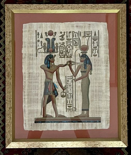 Papiro egípcio emoldurado medindo 48 x 55 cm Temos