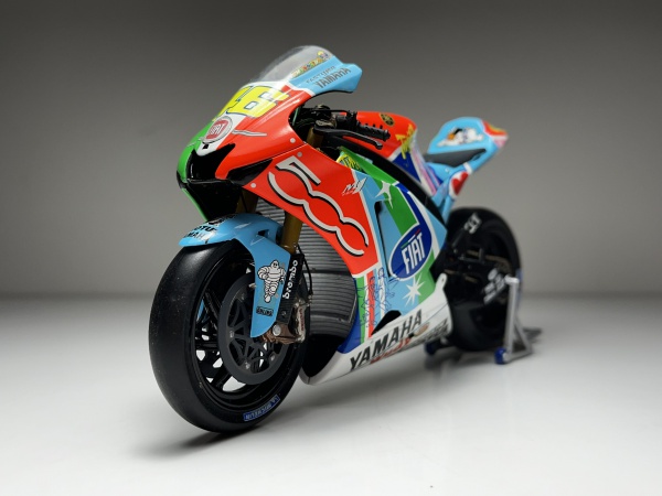 YZR-M1 Yamaha Azul, Verde e Laranja #46 Twist - Minicha