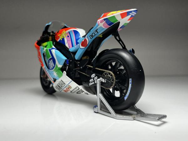 YZR-M1 Yamaha Azul, Verde e Laranja #46 Twist - Minicha