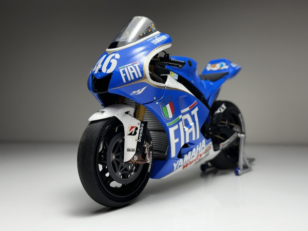 Yamaha YZR-M1 Branco / Azul #46 Valentino Rossi - Escal