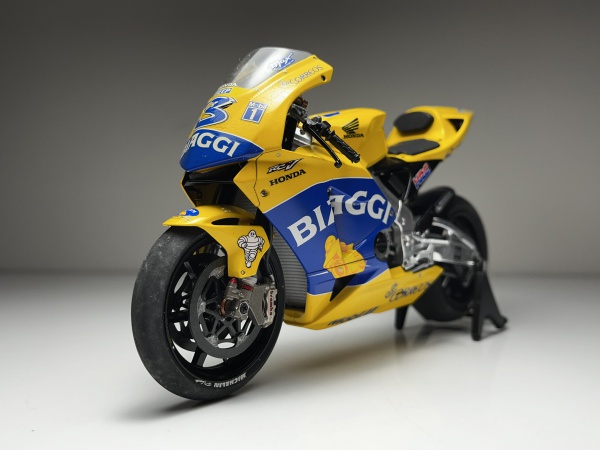 Honda Pons RC211V Amarelo #3 Max Biaggi - Tamiya Escal