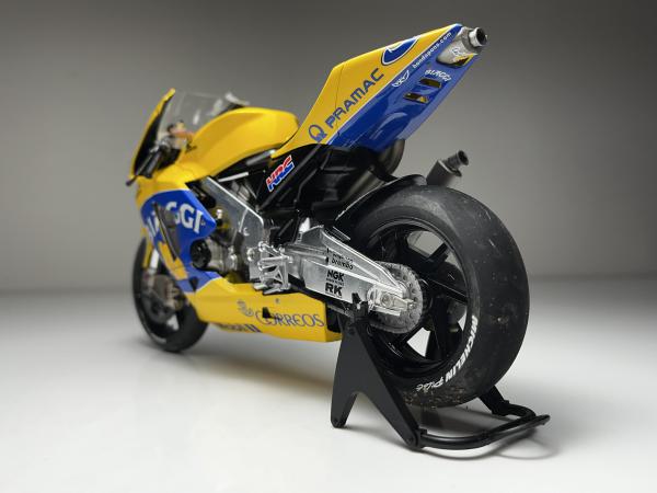 Honda Pons RC211V Amarelo #3 Max Biaggi - Tamiya Escal