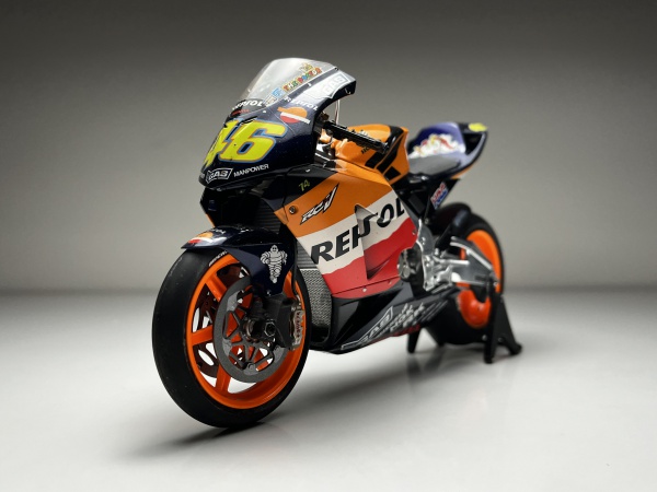 Honda RC211V Valentino Rossi Repsol Laranja/azul #46 M